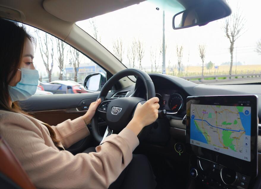 2025年5月在湿滑路面上如何控制车速和车距？